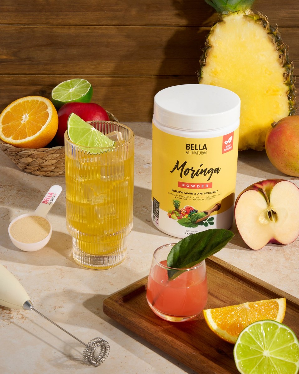Moringa en polvo preparada en bebida fría con frutas