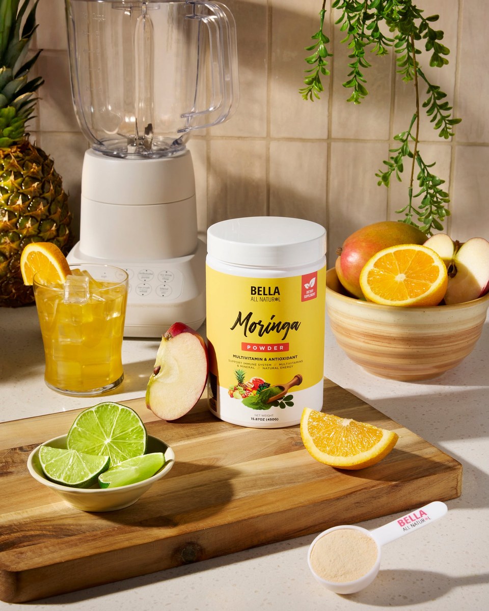 Moringa en polvo con licuadora y bebidas de frutas